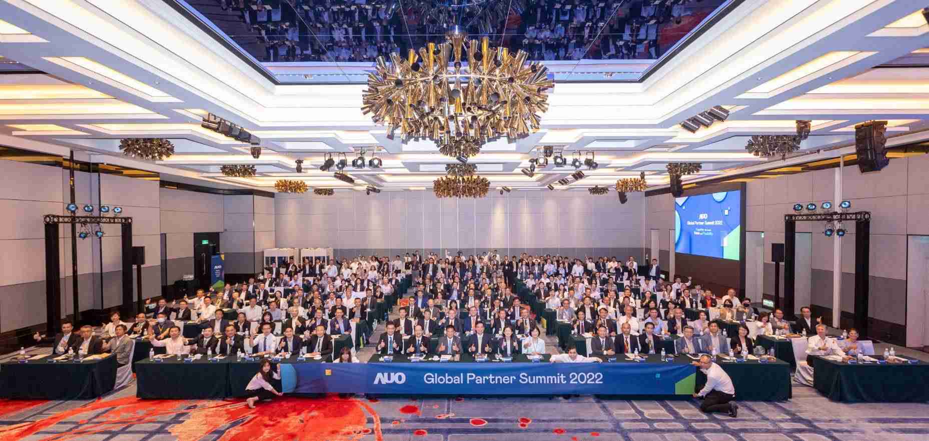 友達推動「安心、、創新、、用心、、、、同心、、盡心」五星職旅，，為菲籍員工打造全方位照護，，，首度贏得「人權實踐與發展領袖獎」殊榮