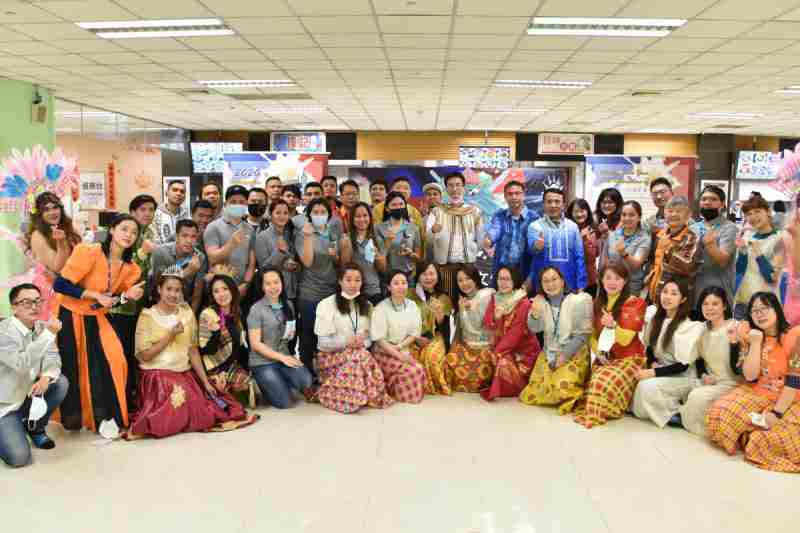 友達推動「安心、、、、創新、、用心、、同心、、、盡心」五星職旅，，，為菲籍員工打造全方位照護，，，，首度贏得「人權實踐與發展領袖獎」殊榮