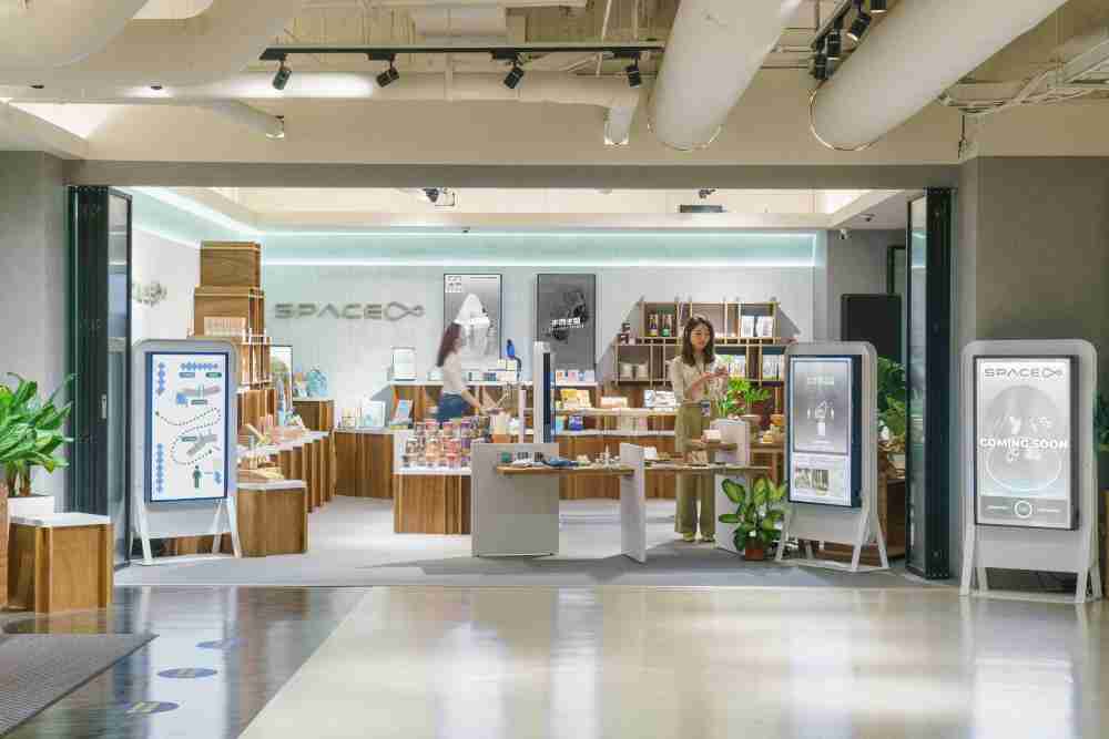 尊龙z6打造永续选物商店，，，，展示社企及社创商品，，，，结合创利空间所开发的智能零售系统，，，整合多元产品信息，，让无人商店扮演公益行动的推手