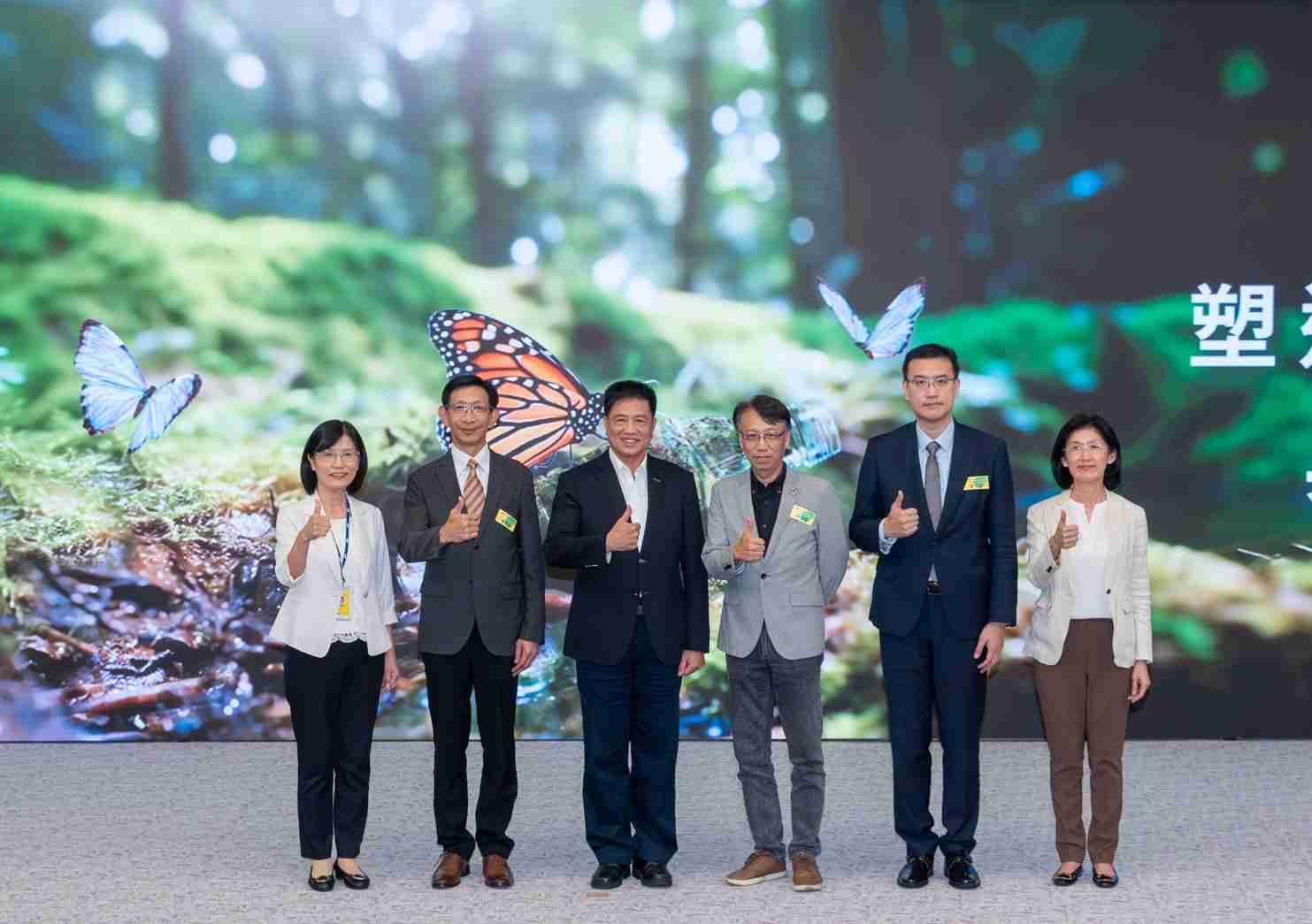 友達2023 CSR共榮大會，，邀請領域專家分享交流生物多樣性管理趨勢、、、無塑產品、、海廢永續塑料等議題  （圖左到右：友達光電永續長古秀華、、3M台灣技術長陳君杰、、、友達光電董事長暨集團策略長彭双浪、、、光寶科技企業永續發展處處長陳慶暉、、安永聯合會計師事務所執業會計師曾于哲、、、友達光電供應鏈總部副總經理吳宜芳）