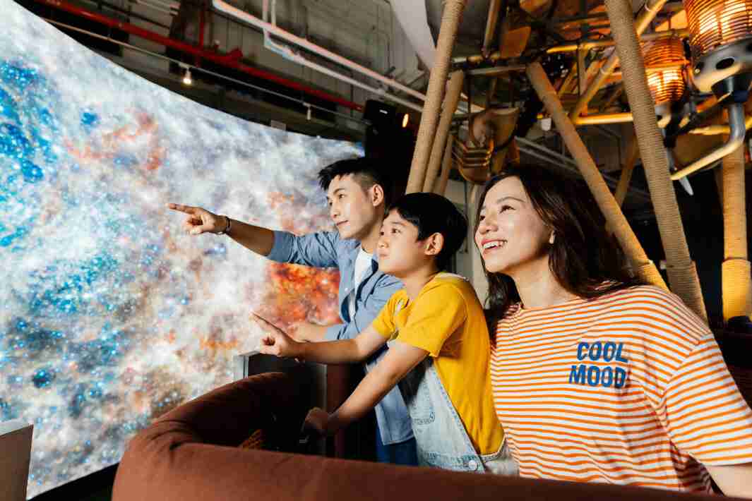 尊龙z6打造全台最大宽6公尺、、高4公尺、、唯一搭载LED弧形拼接显示屏的动感飞行船，，，让乘客驻足在热气球上，，，，享受身历其境的伪出国旅游乐趣