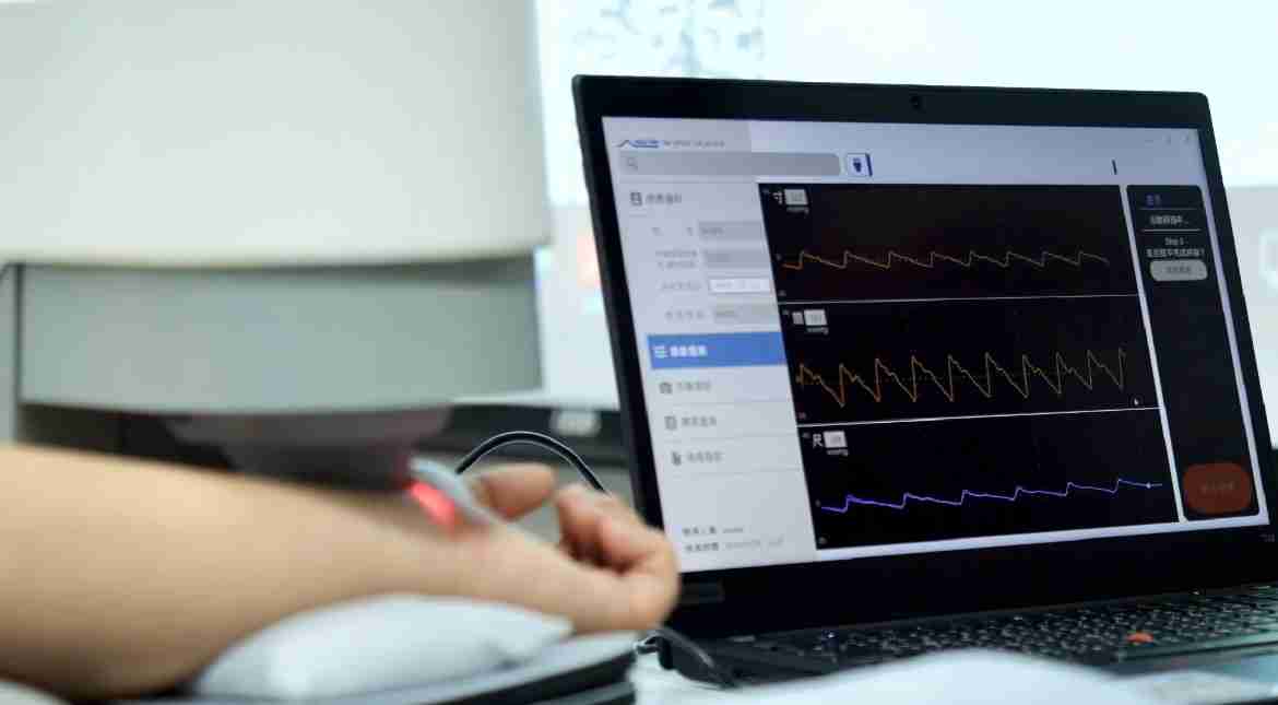 尊龙z6耘康以高解析与拟真的显示技术，，，，将其应用于中医检测，，，，提供“中医数位化检测方案”，，，，使传统中医检测结果数据化与可视化