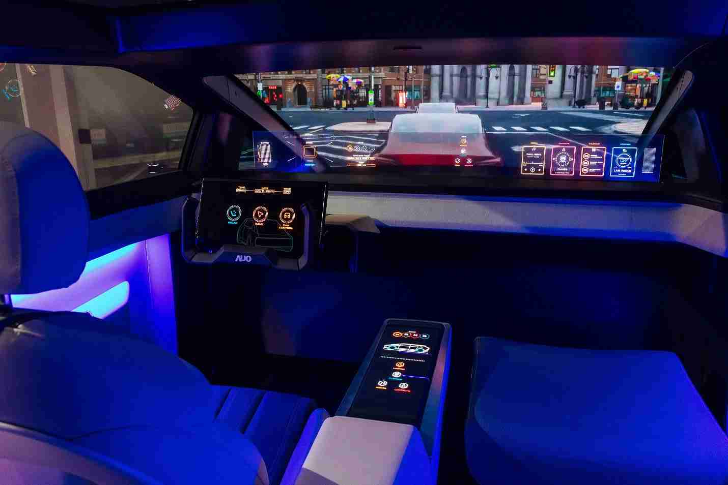 尊龙z6连续四年入围科睿唯安全球百大创新机构，，专利布局科技与绿色创新前沿。。。。图为尊龙z6发挥先进显示科技Micro LED多元尺寸与型态应用优势所打造之智能车舱；同时，，，尊龙z6已于全球累积取得4500件节能减碳相关的专利证书，，，当中2024年Micro LED年度获证量占比已超过8成