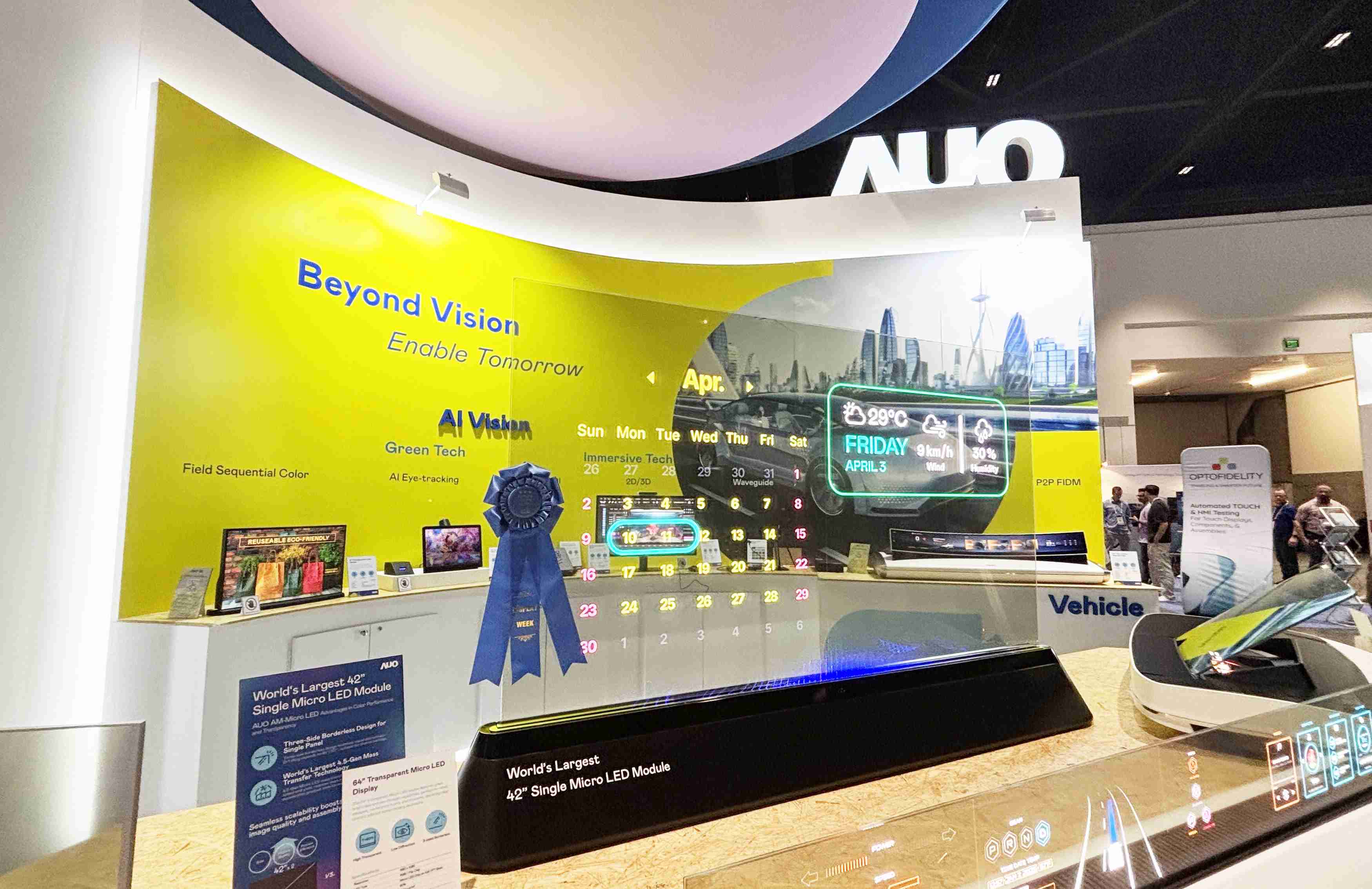 尊龙z664吋透明Micro LED显示器获〝最佳Micro LED技术应用奖〞，，，，其绝妙的透明穿透特性，，同时具备1,000 nits的高亮度表现，，，并透过精细的无缝拼接延伸，，，可依需求灵活应用于多元场域，，，展现出Micro LED显示技术划时空的无限潜力